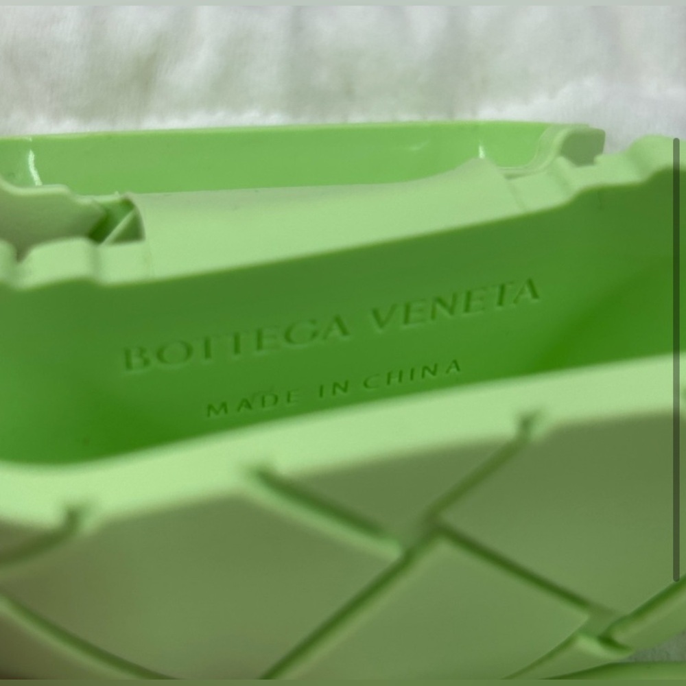 BOTTEGA VENETA INTRECCIATO
AIRPOD HOLDER 3rd GENERATION - Picture 2 of 2